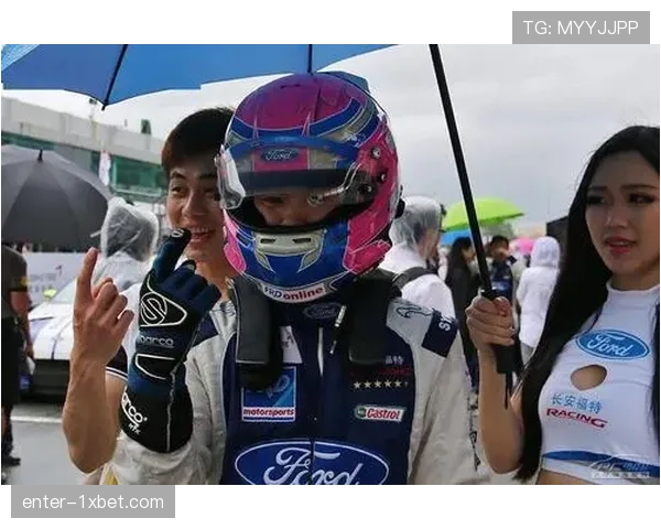 车手在排位赛雨地条件下展现极限操控